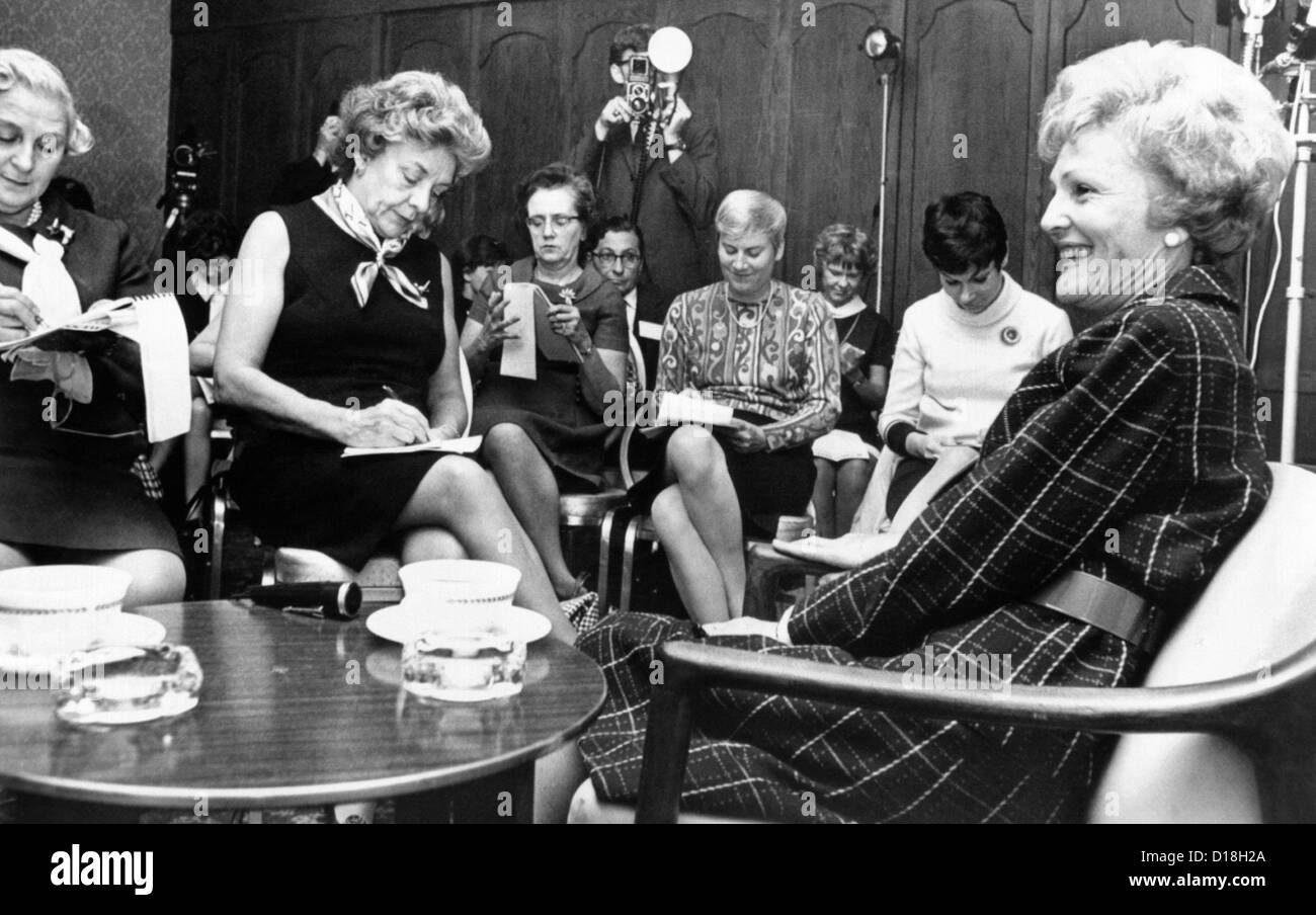 Pat Nixon in einer Pressekonferenz bei der Präsidentschaftswahl 1968. Sie bekannt, dass die Flying Squadron, Ehefrauen von oben Stockfoto