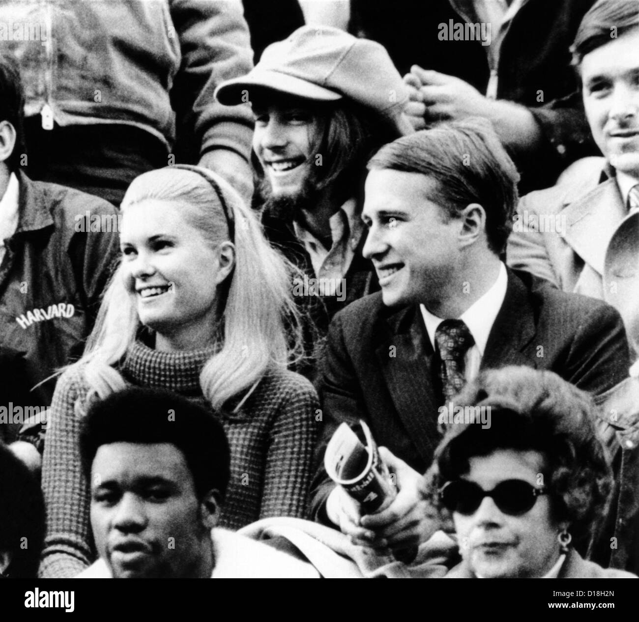 Genießen das Fußballspiel im Harvard Stadium, Edward und Tricia Nixon Cox. Edward Cox besuchte die Harvard Law School. 6 Nov. Stockfoto