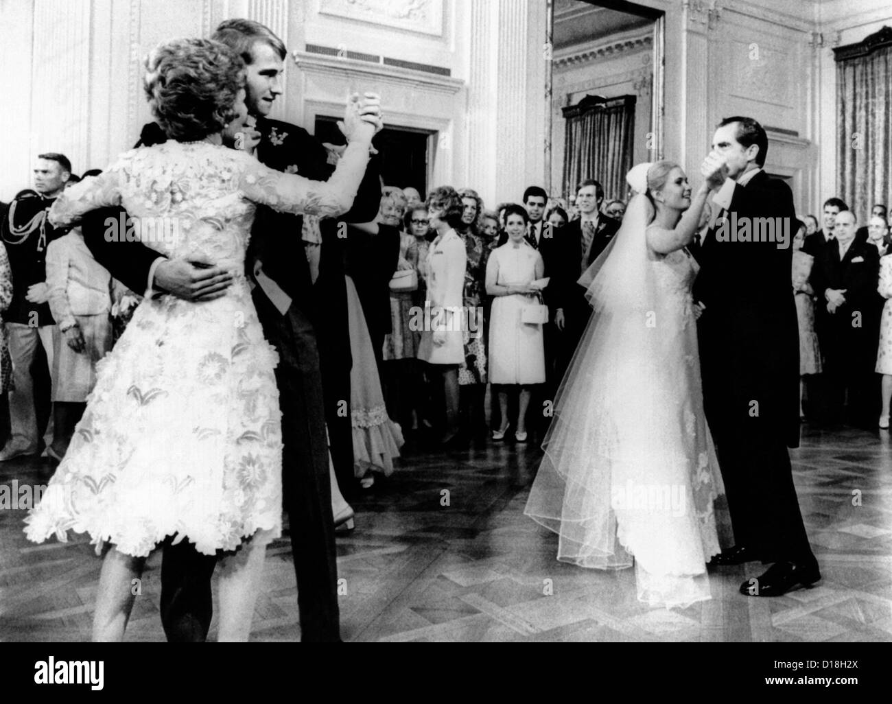 Nixon-Cox weiße Haus Hochzeitsfeier. Präsident Nixon tanzt mit Tricia und die First Lady mit dem Bräutigam, Edward Cox. Vier Stockfoto