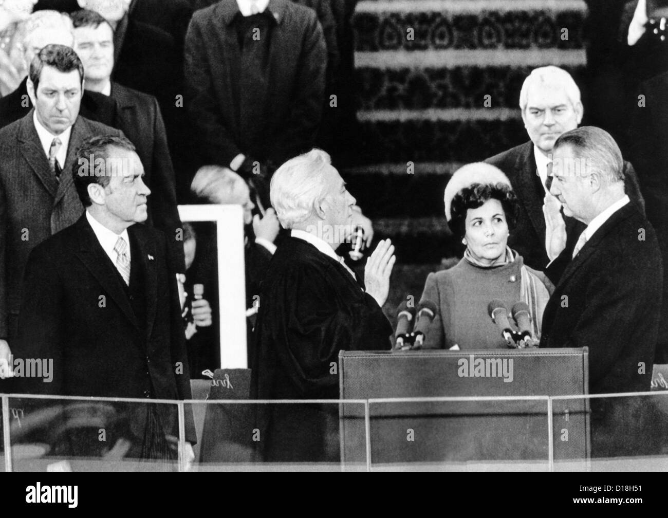 Präsident Richard Nixon Uhren Vizepräsident Spiro Agnew seinen Amtseid zu nehmen. Supreme Court Chief Justice Warren Burger Stockfoto