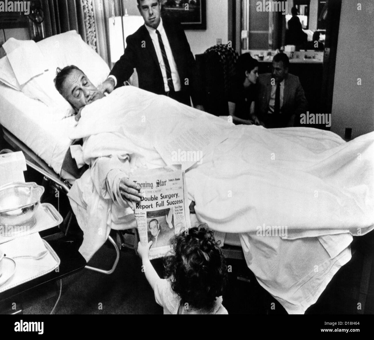 Präsident Lyndon Johnson nach Gallenblasen-Operation. Courtenay Valenti, zeigt er eine Schlagzeile über seine Tochter, Stockfoto