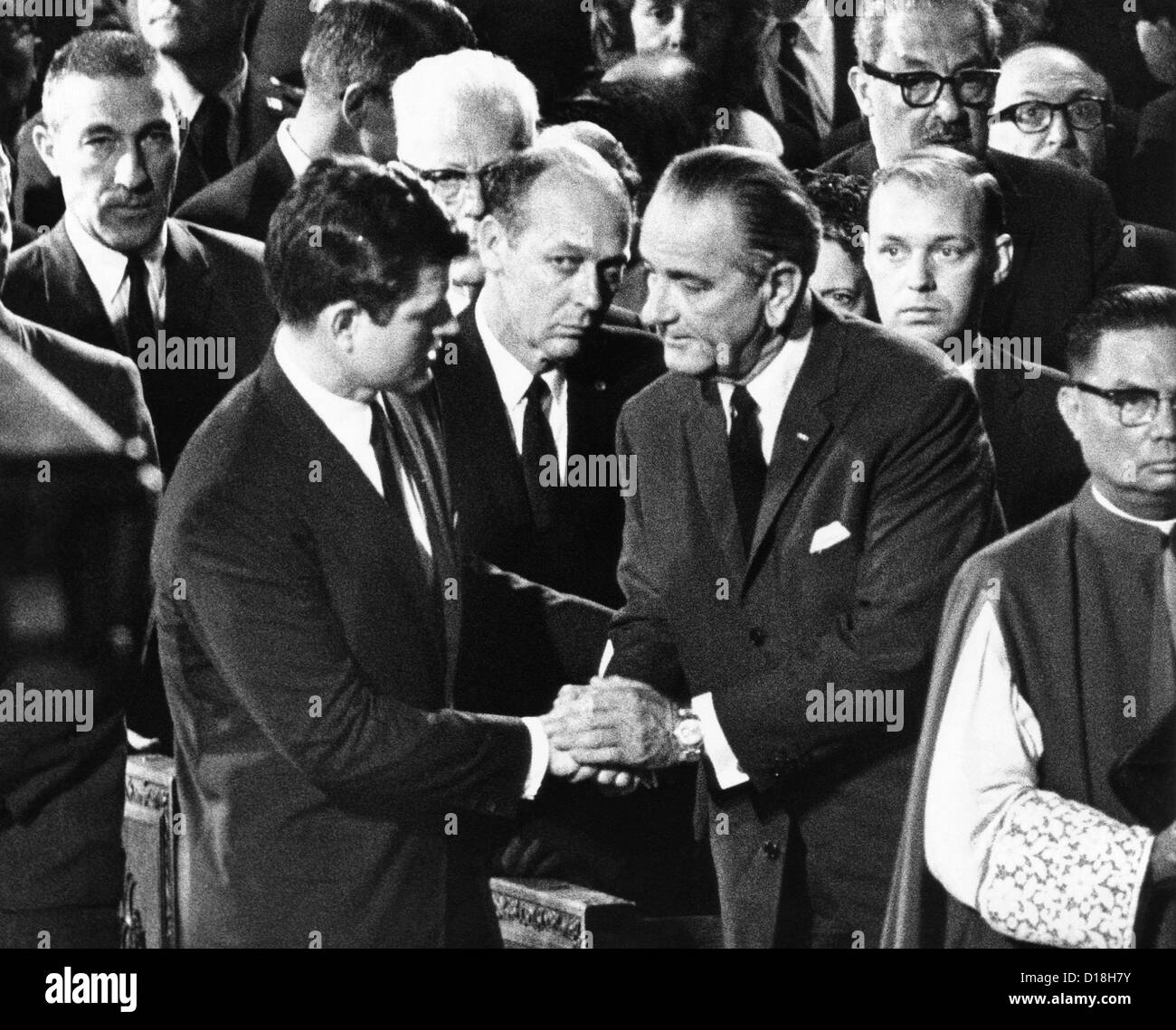Präsident Lyndon Johnson drückt sein Beileid an Senator Edward Kennedy. Sie waren bei der Totenmesse für Senator Robert Stockfoto