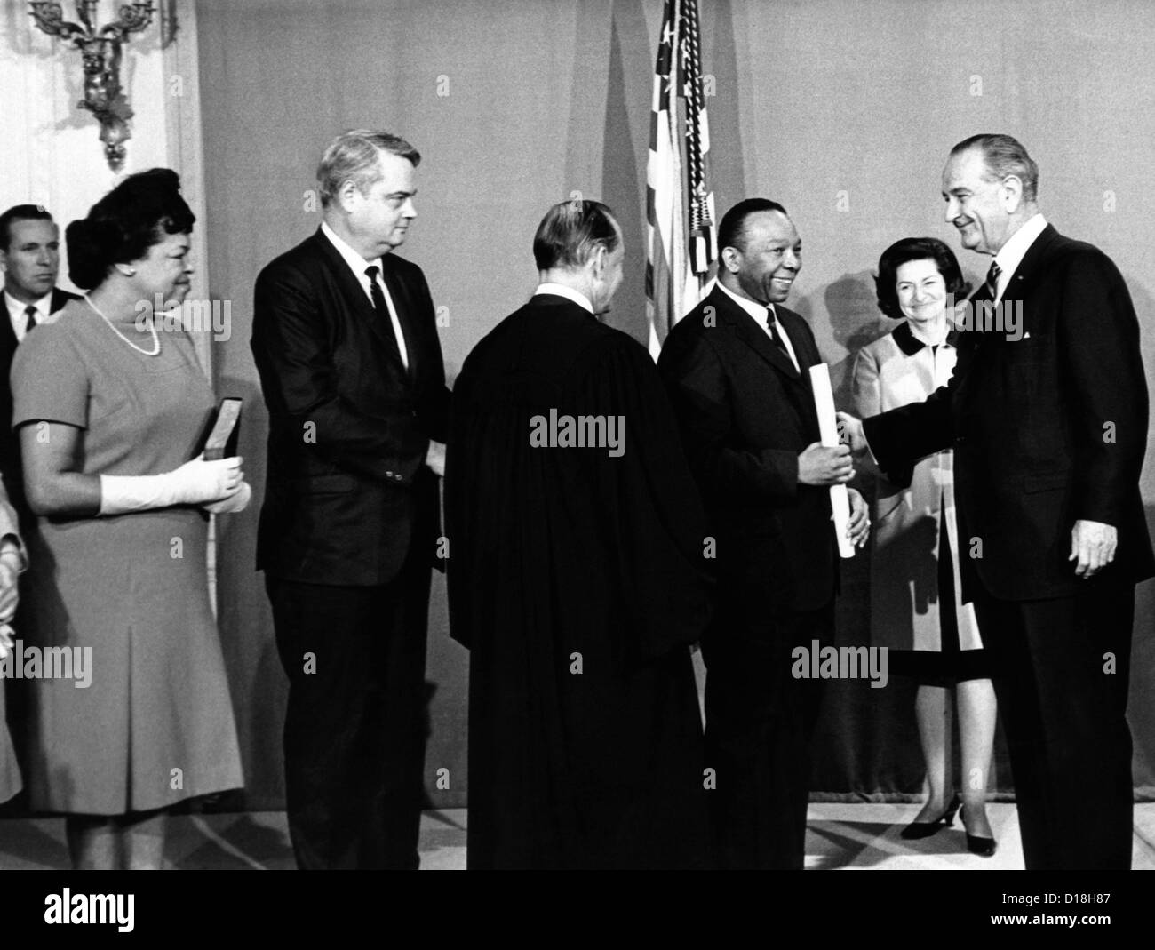 Präsident Lyndon Johnson gratuliert Walter Washington. Washington wurde vereidigt als neue Kommissarin der Hauptstadt, in Richtung einer Stockfoto