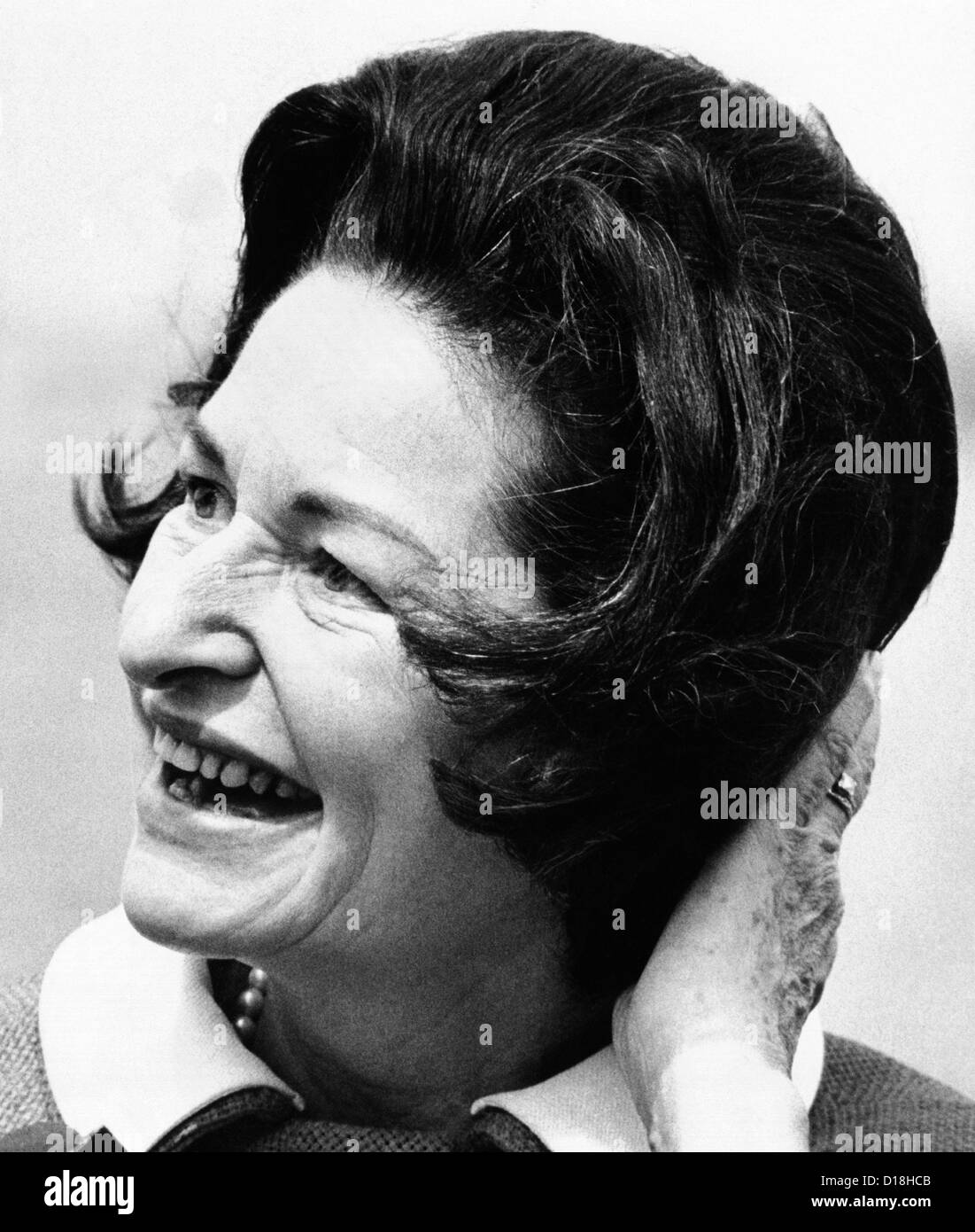 Lady Bird Johnson lächelt wie der Wind stört ihre Frisur. Sie besuchte die New Yorker Freiheitsstatue um die Amerikaner zu widmen Stockfoto