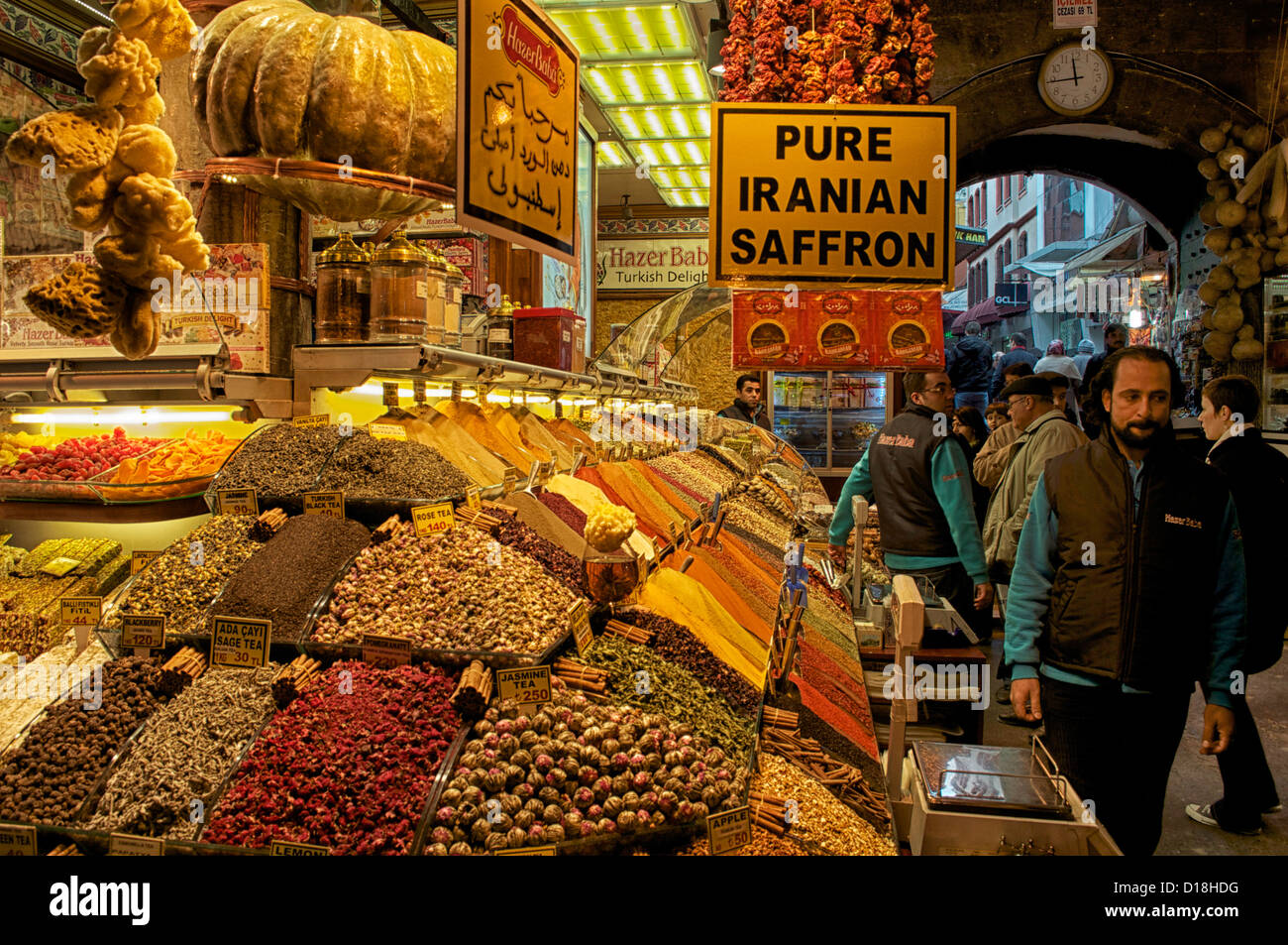 Bunte Kräuter und Gewürze auf dem Display für Verkauf auf dem großen Basar in Istanbul, Türkei Stockfoto