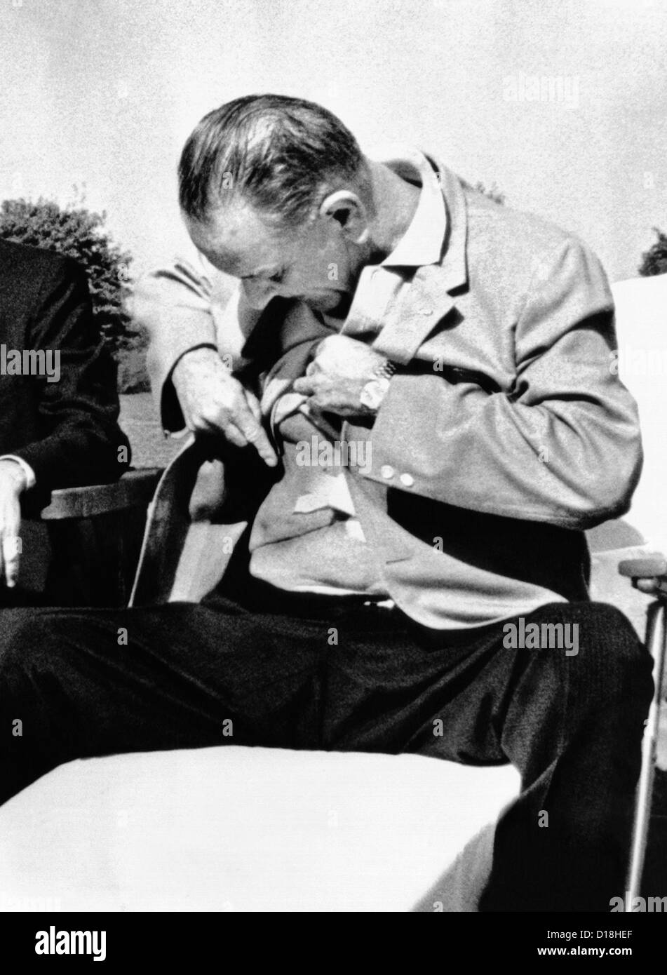 Präsident Lyndon Johnson zeigt der Presse seine Gallenblasen-Operation Narben. Jahrelang galt dies als LBJ es rustikale Verhalten. Es Stockfoto
