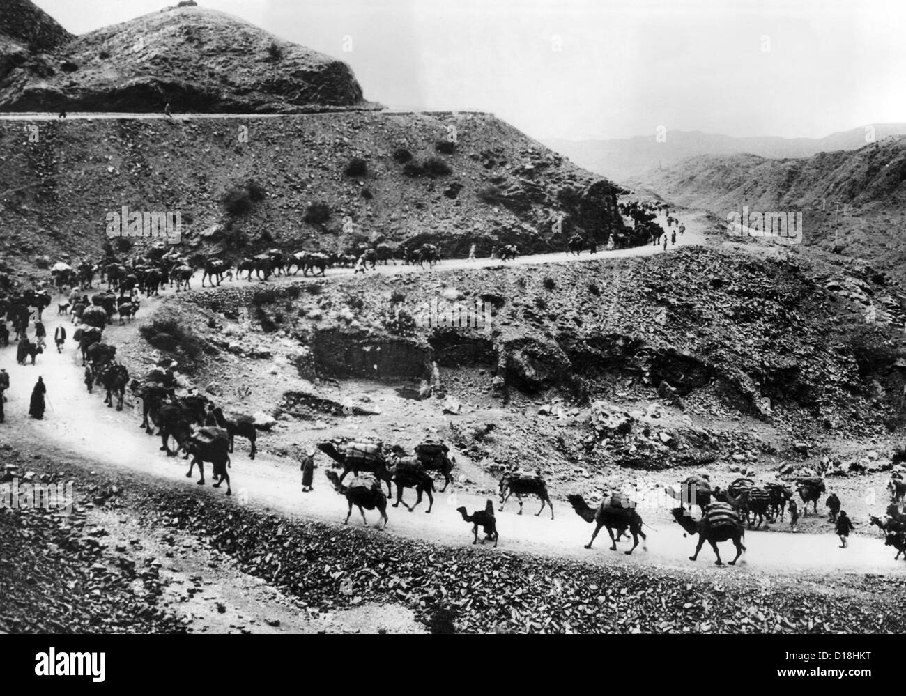 Ein Kamel-Karawane auf dem Khyber-Pass an der indischen Grenze Nordwesten. Ca. 1930er Jahre. (CSU ALPHA 1061) CSU-Archiv/Everett Collection Stockfoto