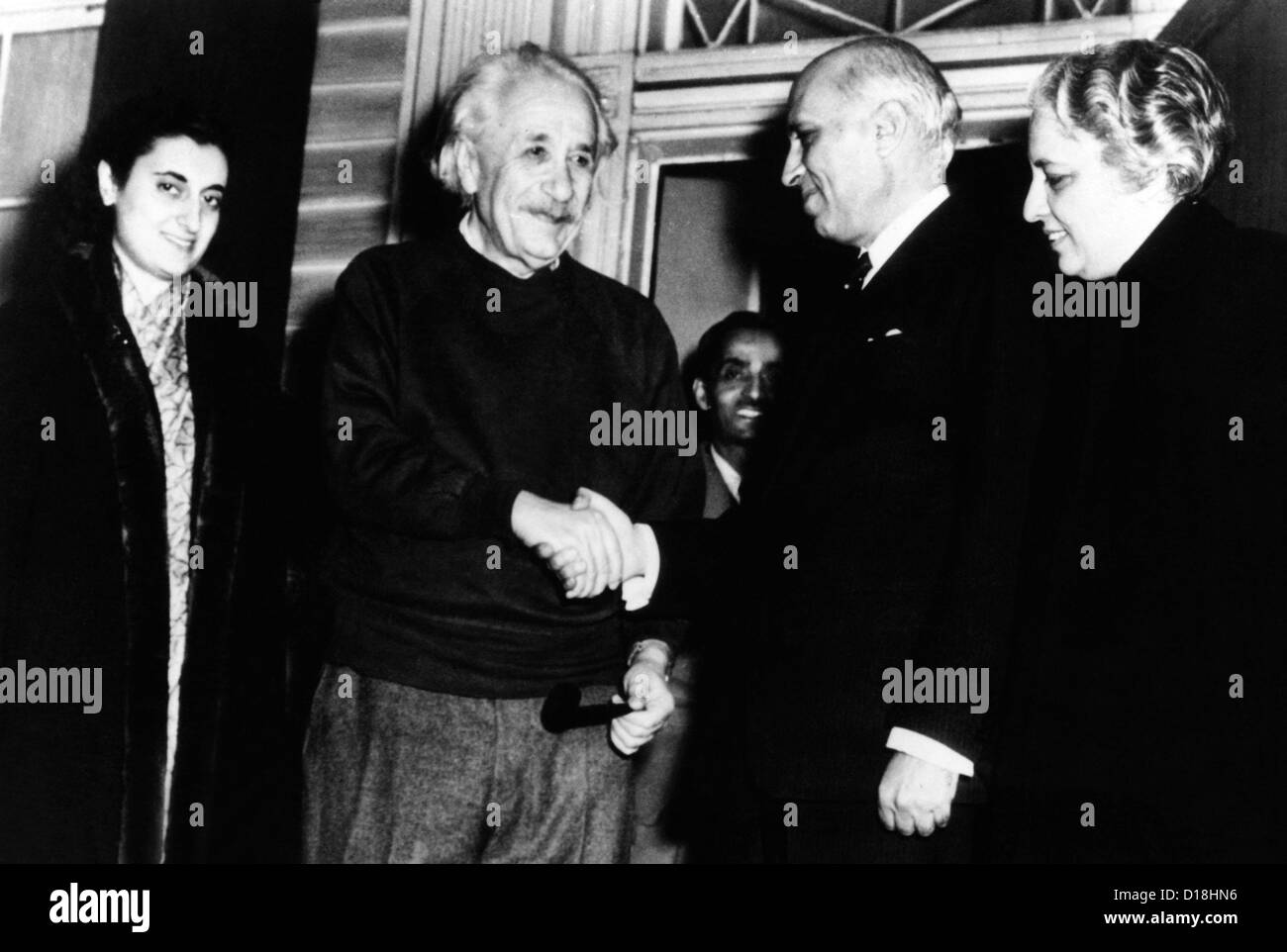 Ministerpräsident Pandit Jawaharlal Nehru, Indiens, verabschiedet sich von Dr. Albert Einstein in seinem Haus in Princeton. L-r: Frau. Stockfoto