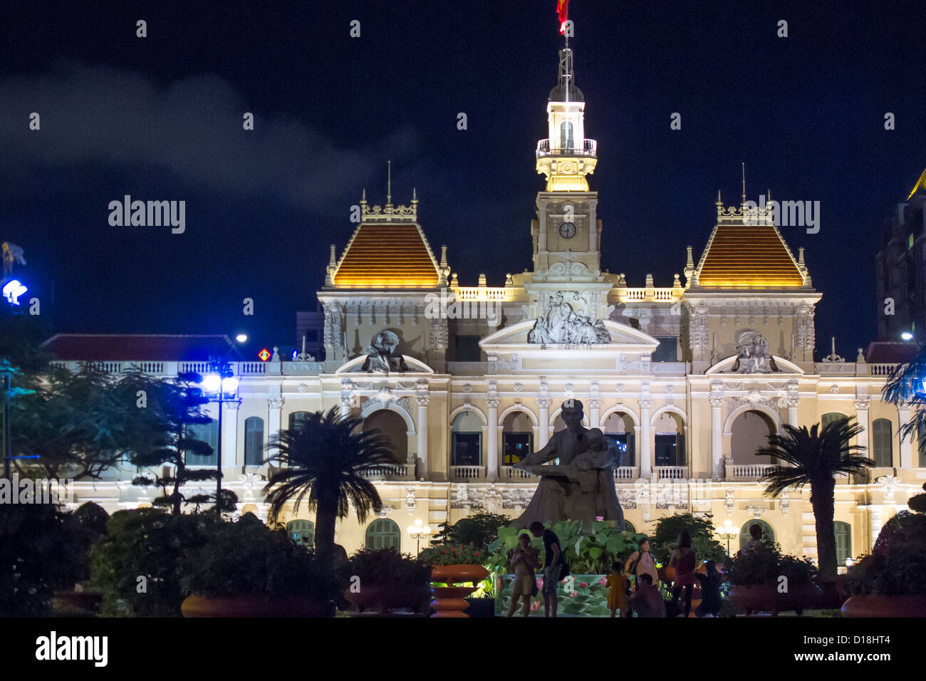Statue von Ho Chi Minh wiegt ein Kind vor dem Rathaus (Peoples Committee Building) in Vietnam. Stockfoto