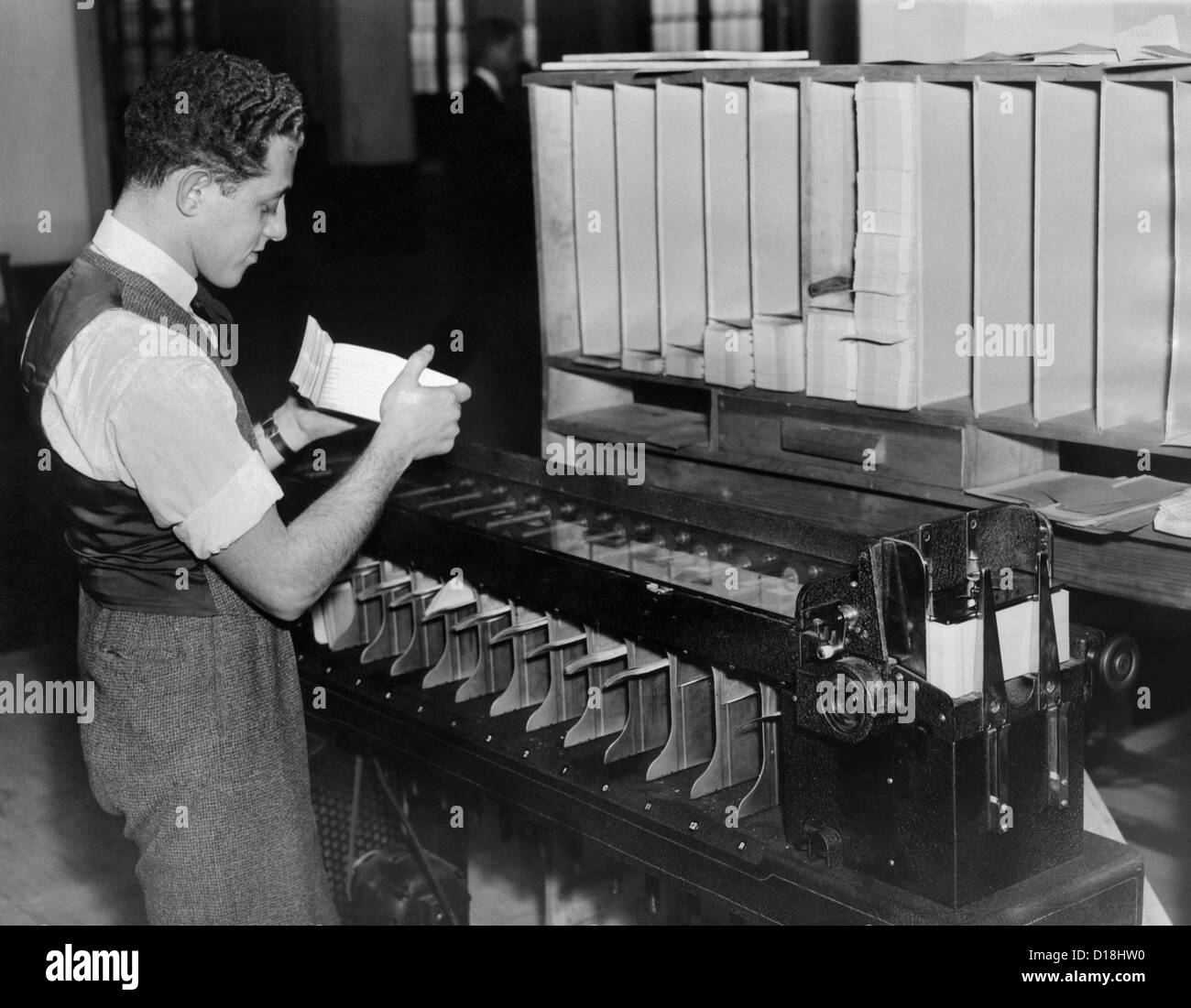 Informationstechnologie in der Abteilung für soziale Sicherheit installiert. Ein Arbeiter bei der automatischen Karte Sorter wie es war Stockfoto