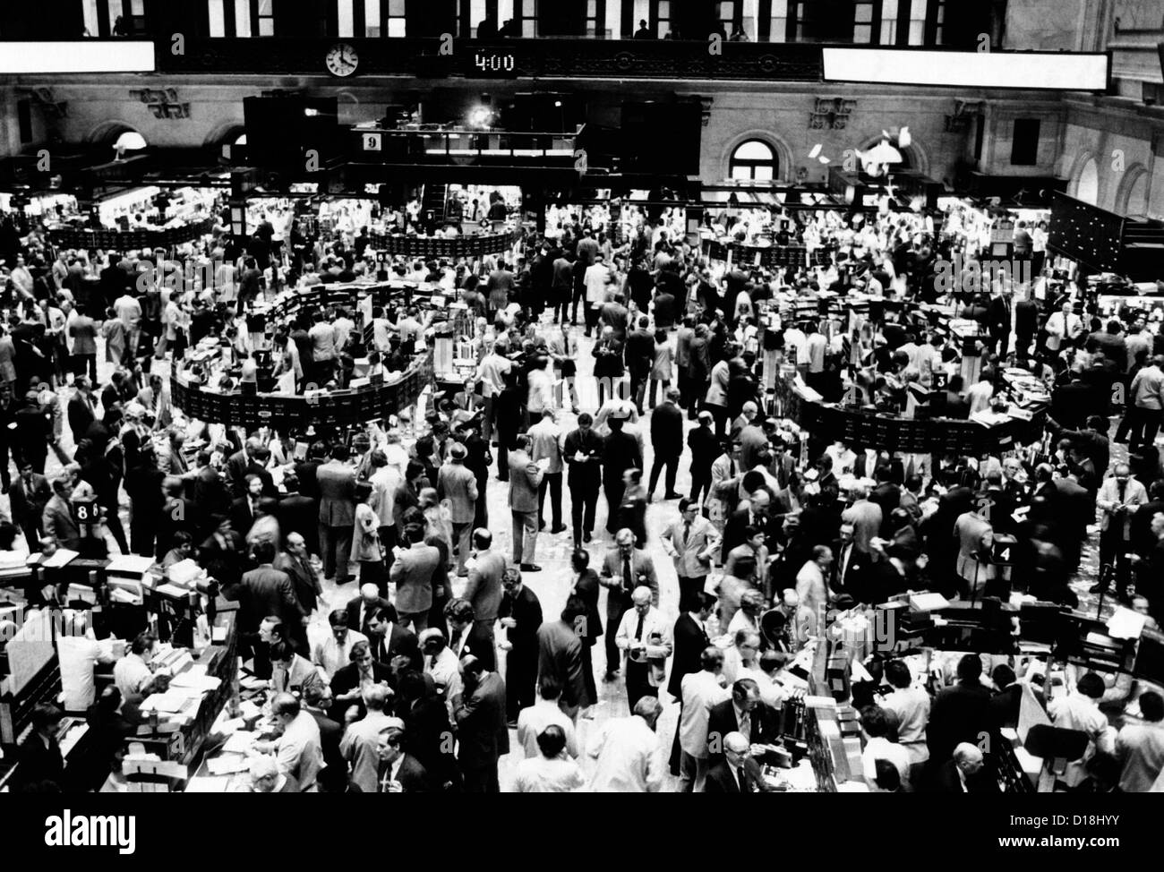 Feierabend auf dem Parkett der New York Stock Exchange am 11. März 1976. Der Dow Jones Industrial Average gekreuzt Stockfoto