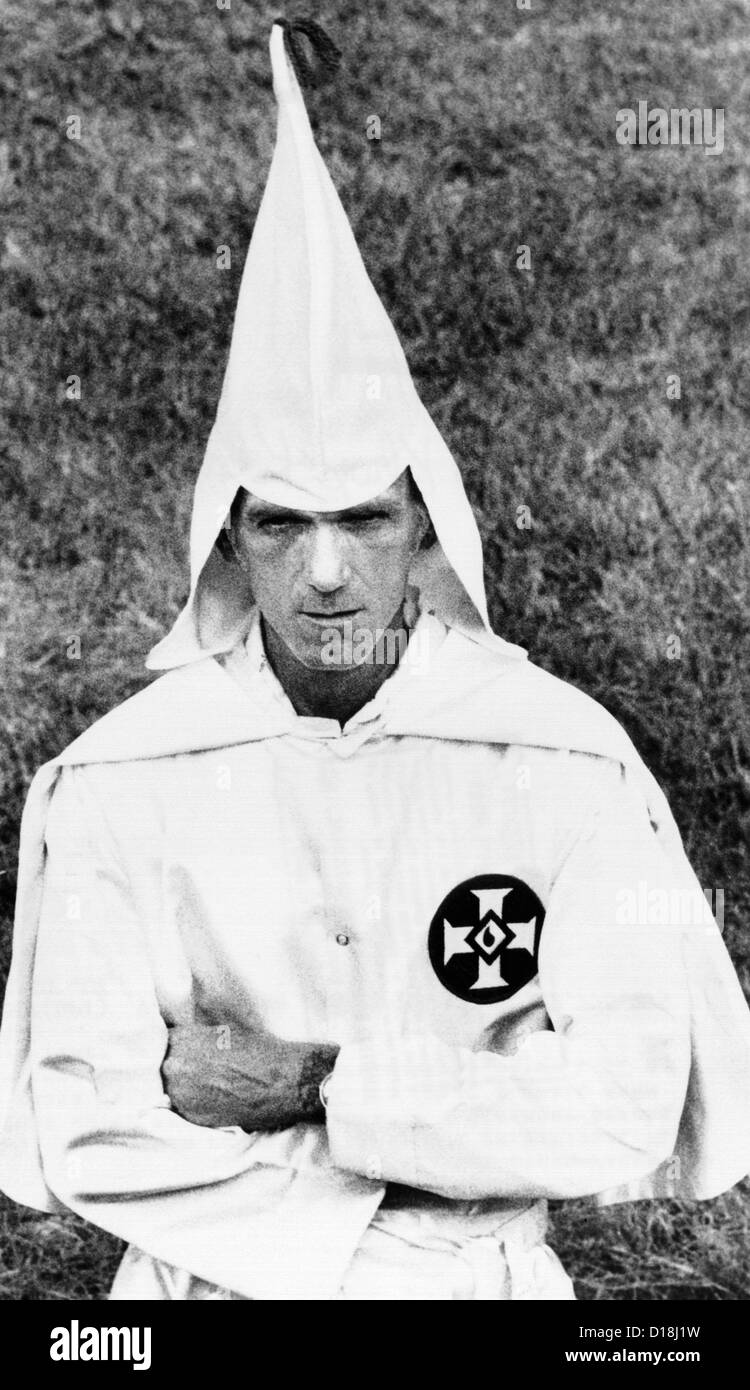 Ku Klux Klansman faltet seine Arme in einer traditionellen KlanHaltung