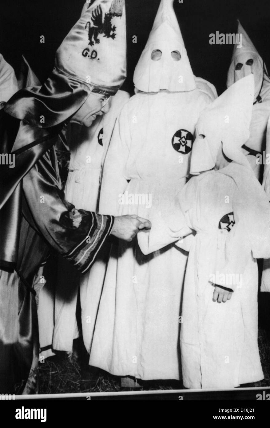 Dr. Samuel Green (links), Grand Dragon des Ku Klux Klan, grüßt einen kleinen junge in Eureka der Gewänder gekleidet. Der Junge war einer der Stockfoto