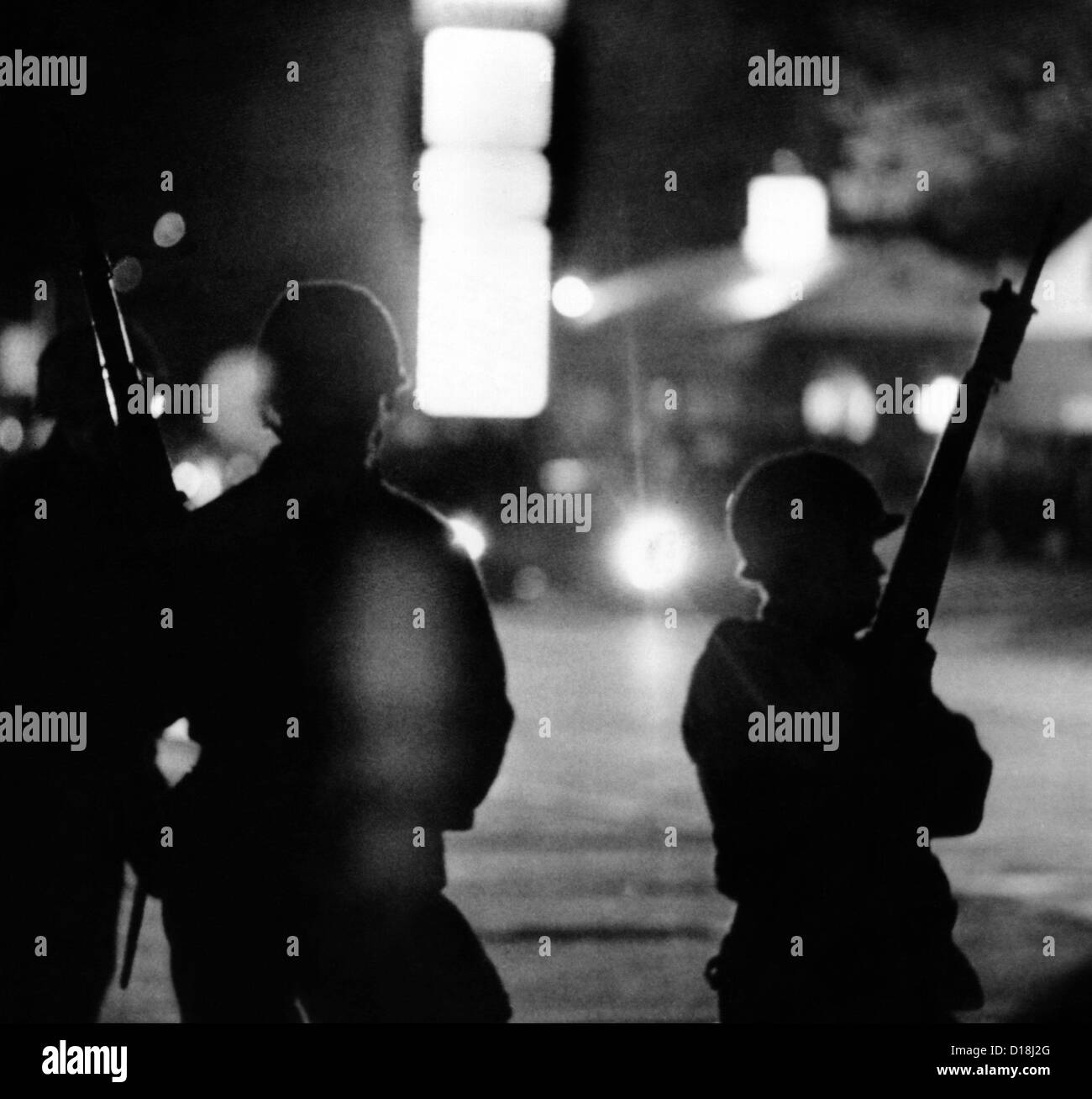 Ohio National Guard Truppen Wachen mit Bajonetten montiert, über Kent State University auf frühen 4. Mai 1970. Stockfoto