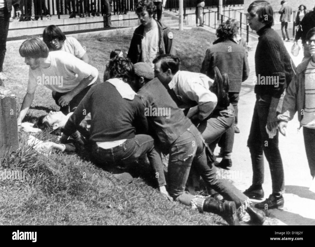 Kent State University Studenten kommen auf die Hilfe von einem verletzten Jugendlichen. Er war einer der 4 Studenten getötet und verwundet, als nationale 9 Stockfoto