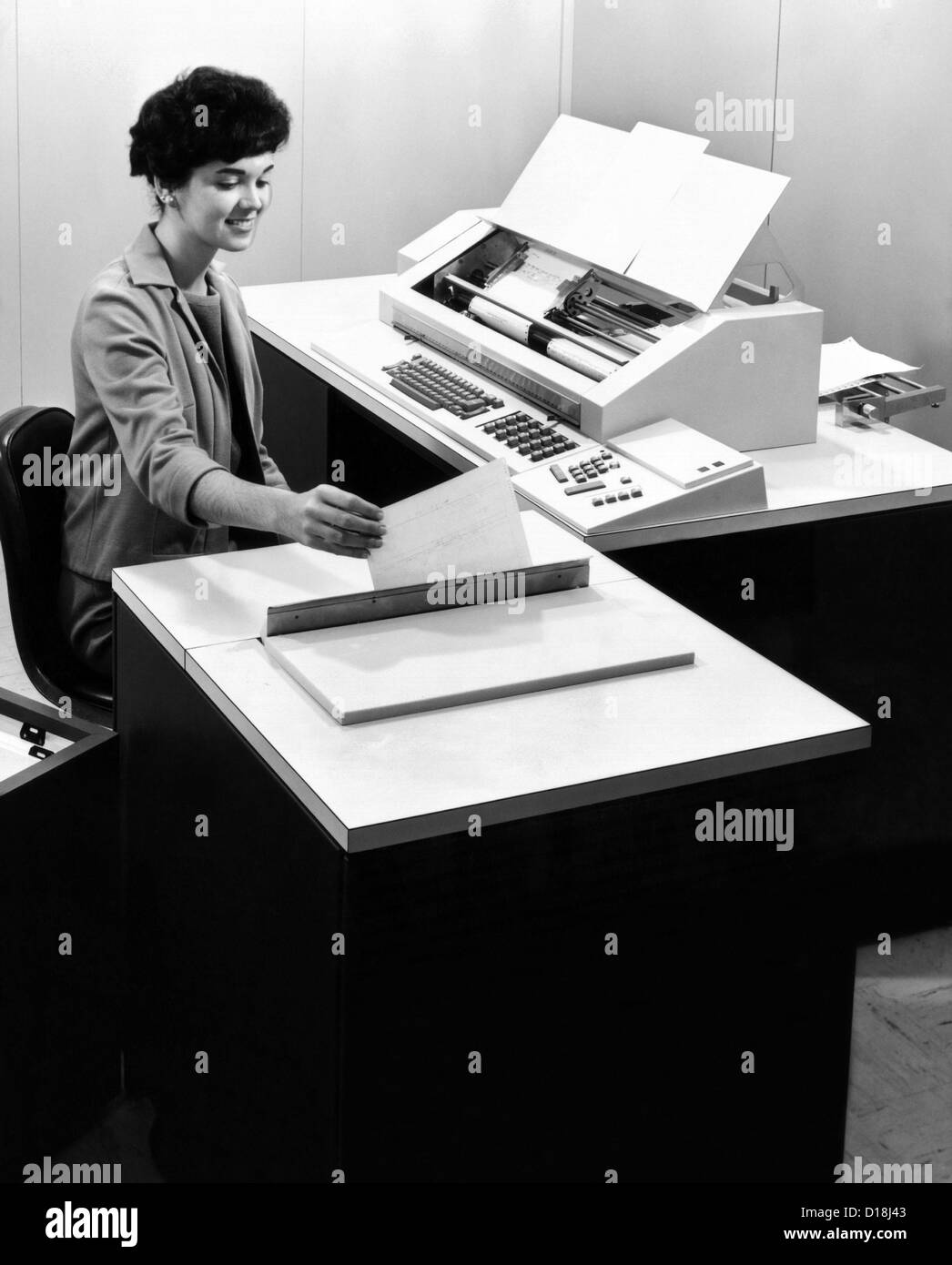 Eine neue IBM-Computer, die 6400 magnetische Ledger Buchungsmaschine. Es nutzt Ledger Karten mit Magnetstreifen, die speichert Stockfoto