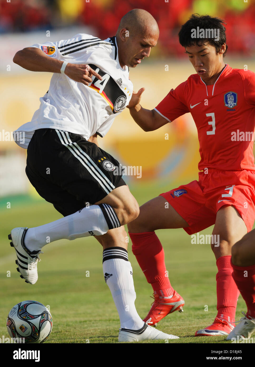 Dani Schahin von Deutschland (L) ändert die Richtung auf Min Woo Kim of South Korea (R) während eines Spiels 2009 FIFA U-20 World Cup Gruppe C. Stockfoto