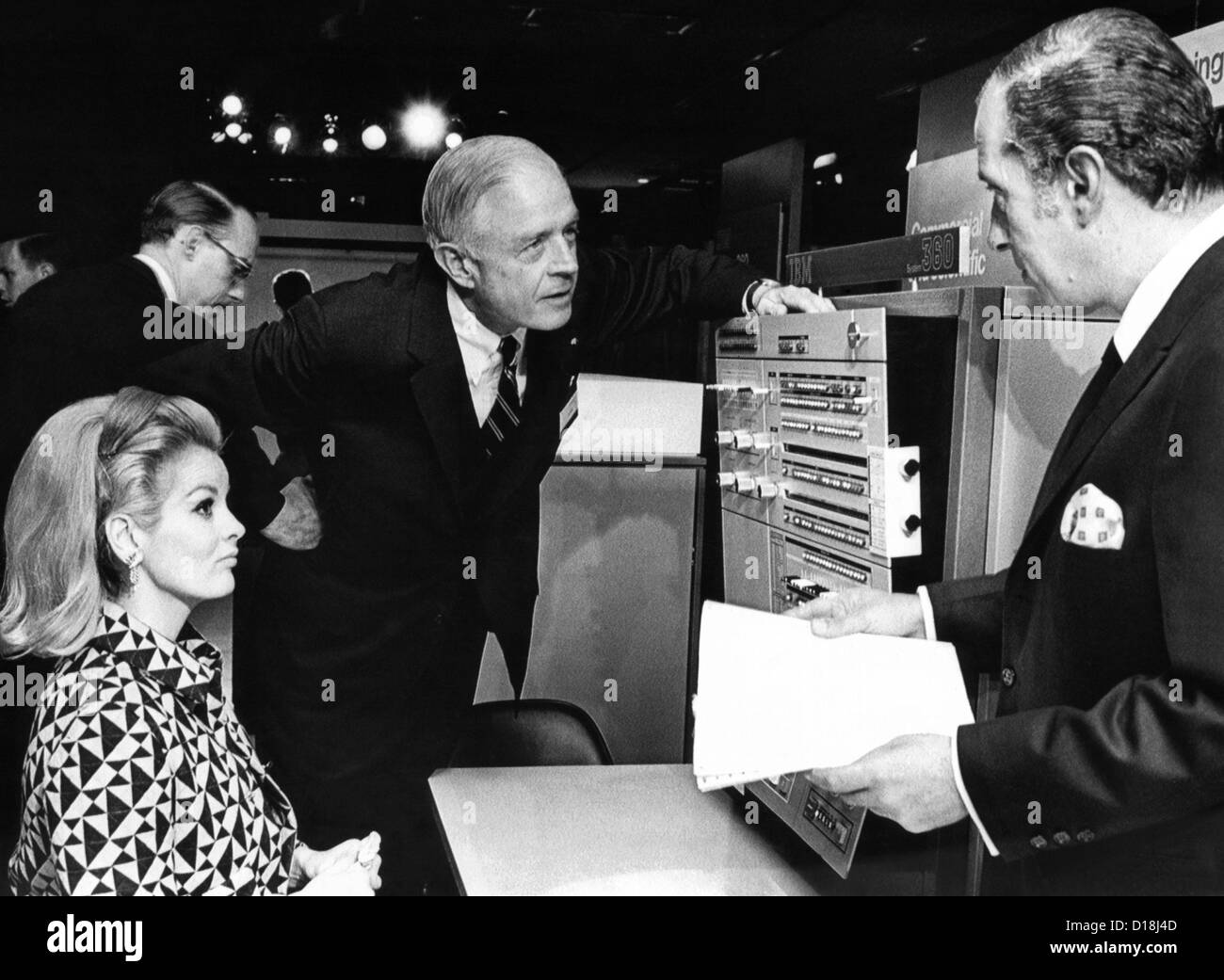 Thomas J. Watson, Jr., Gespräche mit IBM Aktionäre vor ihrer jährlichen Sitzung in New York Coliseum. Der IBM System/360 40 Stockfoto