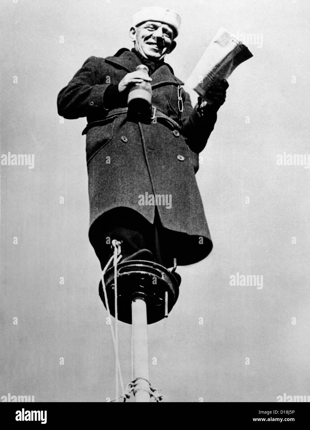 Alvin "Schiffbruch" Kelly top ein Fahnenmast in der Nähe von College Park, Maryland, im Oktober 1942. (CSU_ALPHA_1242) CSU-Archiv/Everett Stockfoto