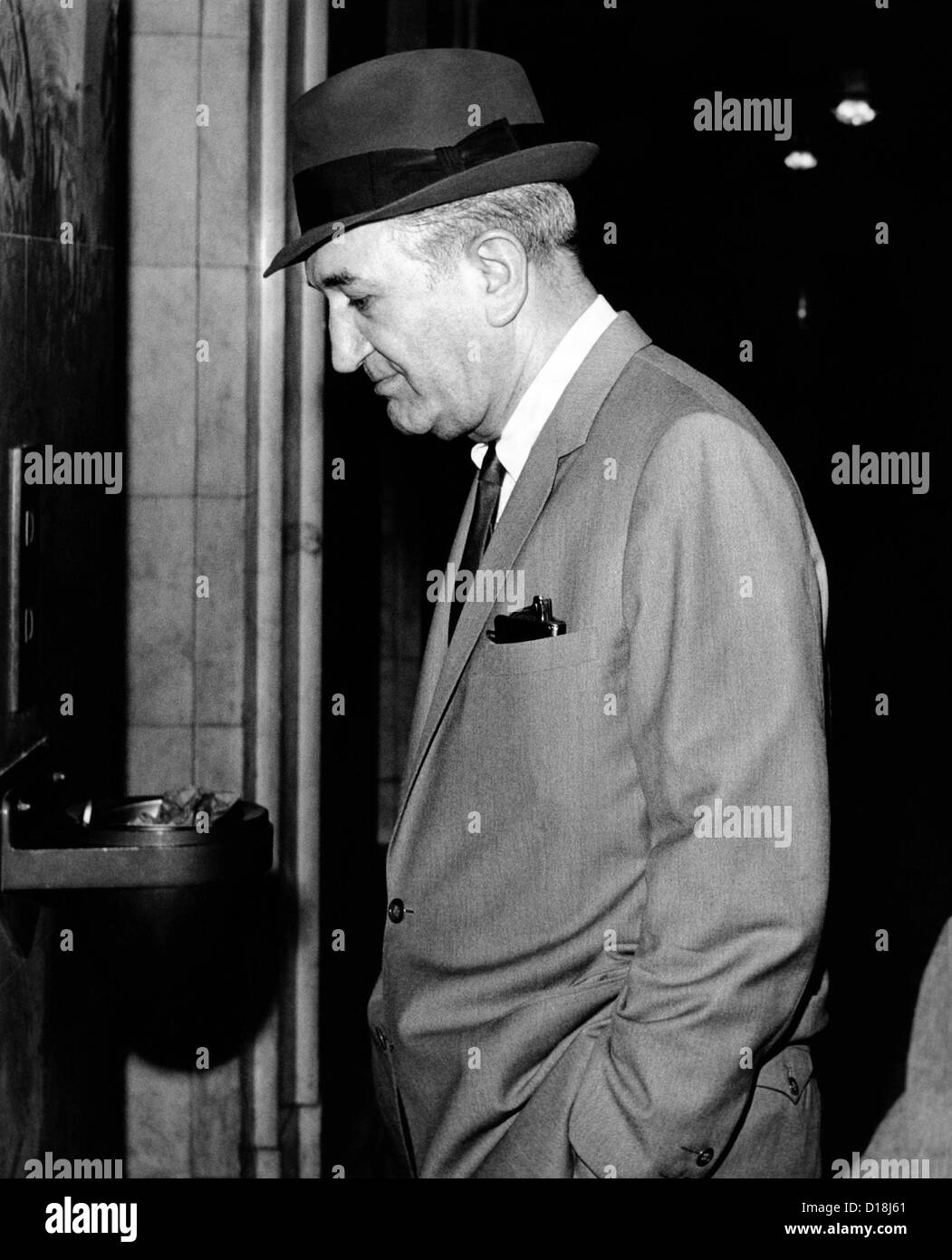 Joseph (Joe Bananas) Bonanno kommt bei Federal Courthouse in New York im 17. Mai 1966 zu Bundesbehörden 19 ergeben Stockfoto