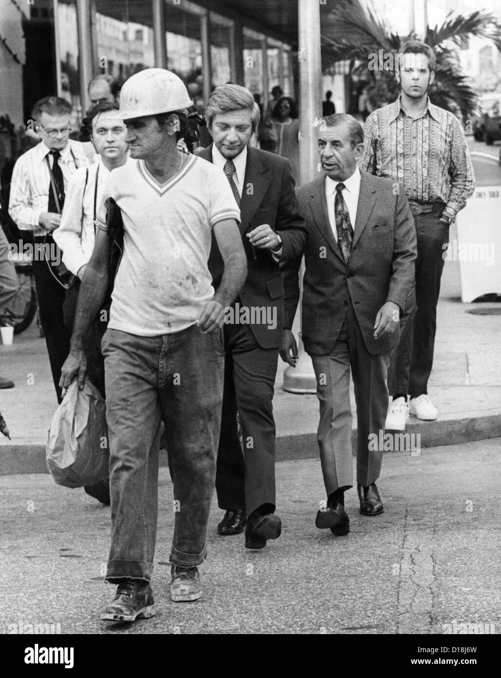 Miami Meyer Lansky (rechts), renommierten Unterwelt finanzielle Operator, Spaziergänge entlang einer Straße Miami 26. Februar 1973. Er war frei Stockfoto