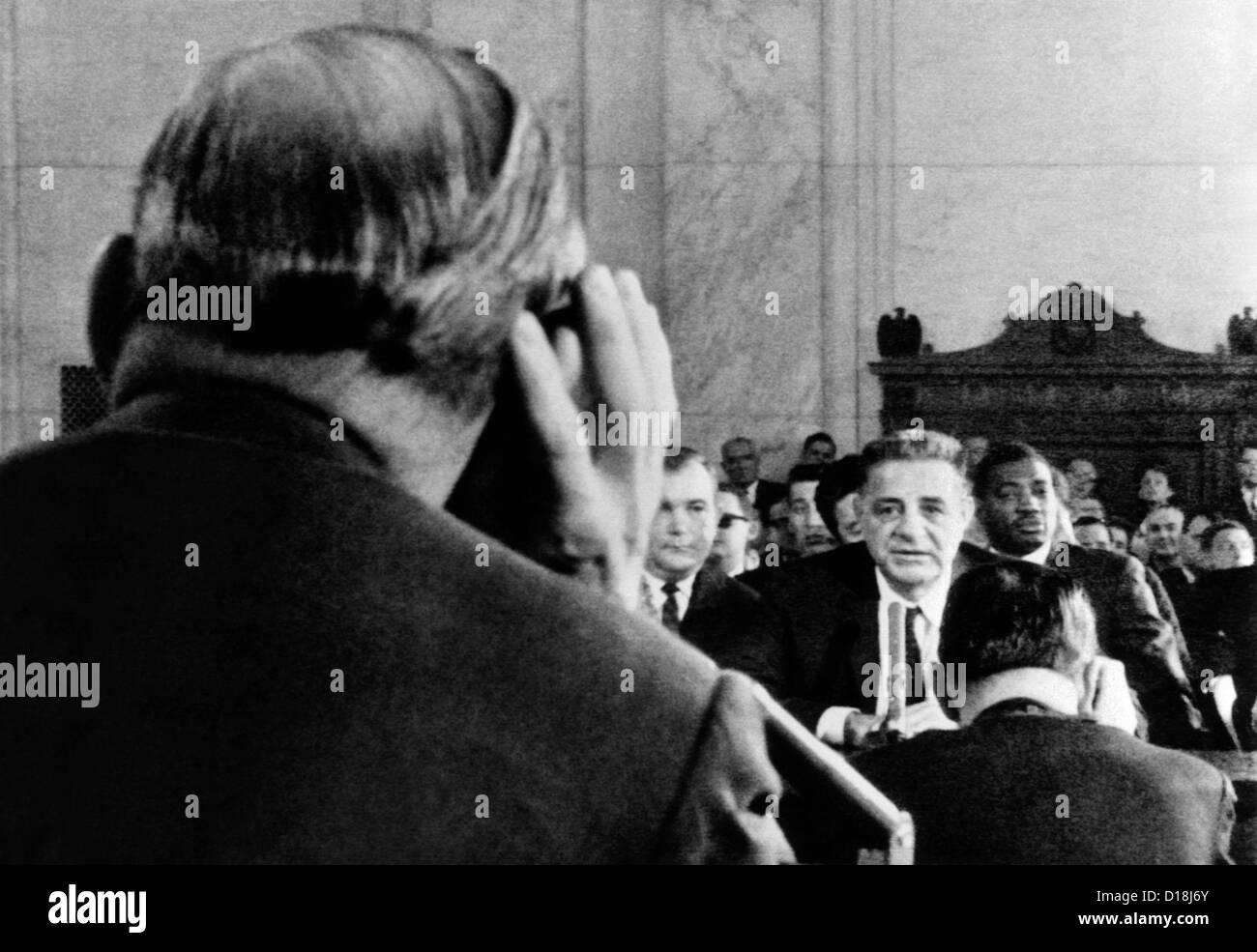 Joseph Valachi beginnt seine Aussage vor dem Senat-Untersuchungen-Unterausschuss. Valachi vereinbart, über die Funktionsweise des Zeugen Stockfoto