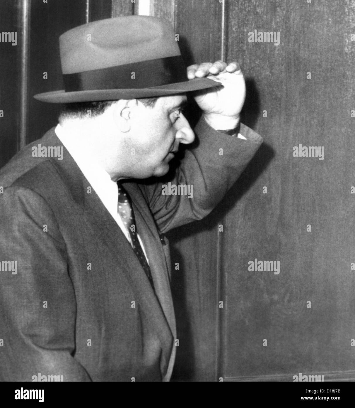 Albert Anastasia betritt US District Court in Camden, New Jersey. Die angebliche ehemaligen Henker der Murder Inc., erhalten eine einjährige Stockfoto