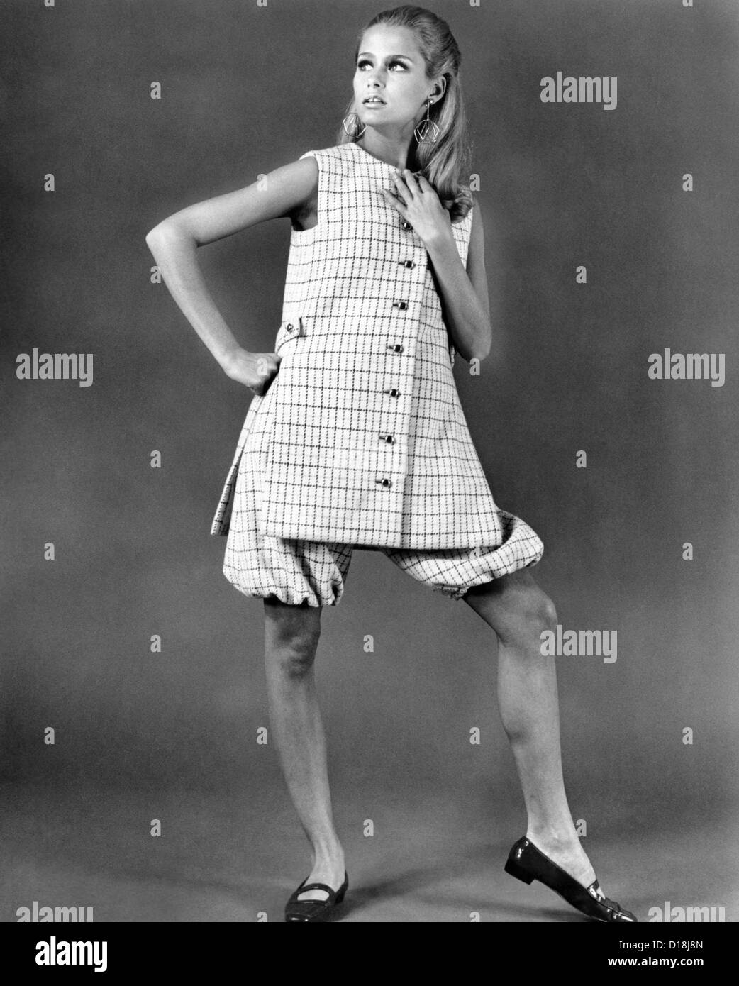 Jacques Tiffeau, wurde die Französisch-geboren Modedesignerin auf dem Höhepunkt seiner Karriere in den 1960er Jahren schaffen Designer Mini-Schürzen Stockfoto