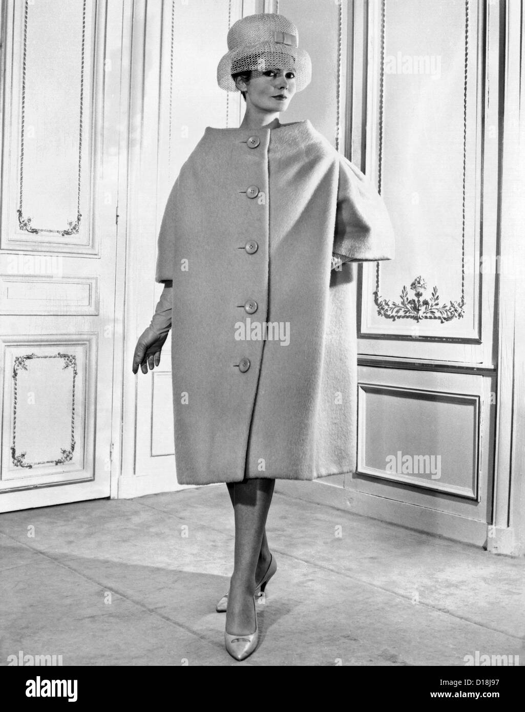 Pierre Cardin Damen voluminöse Mantel. Es hat einfache Linien, fällt von den Schultern über den Körper, wie ein Zelt. Februar 1959. Stockfoto