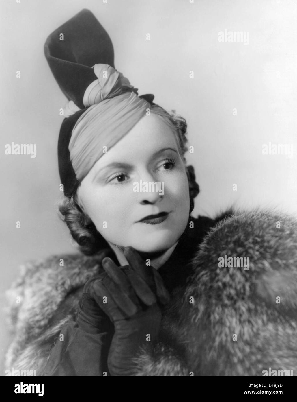 Hut des amerikanischen Designers und Hutmacher Marian Valle. Die zwei kontrastierende Stoffe sind in einem engen am Kopf base, verdreht Stockfoto