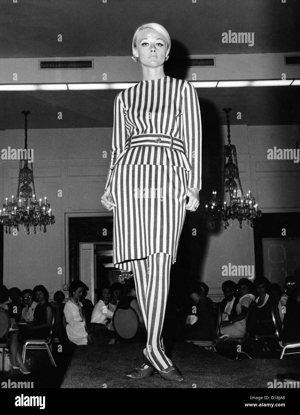 Von Kopf bis Fuß aggressiv Gestreiftes Kleid mit passendem gestreifte Strümpfen. Juli 1964. (CSU ALPHA 1319) CSU-Archiv/Everett Stockfoto