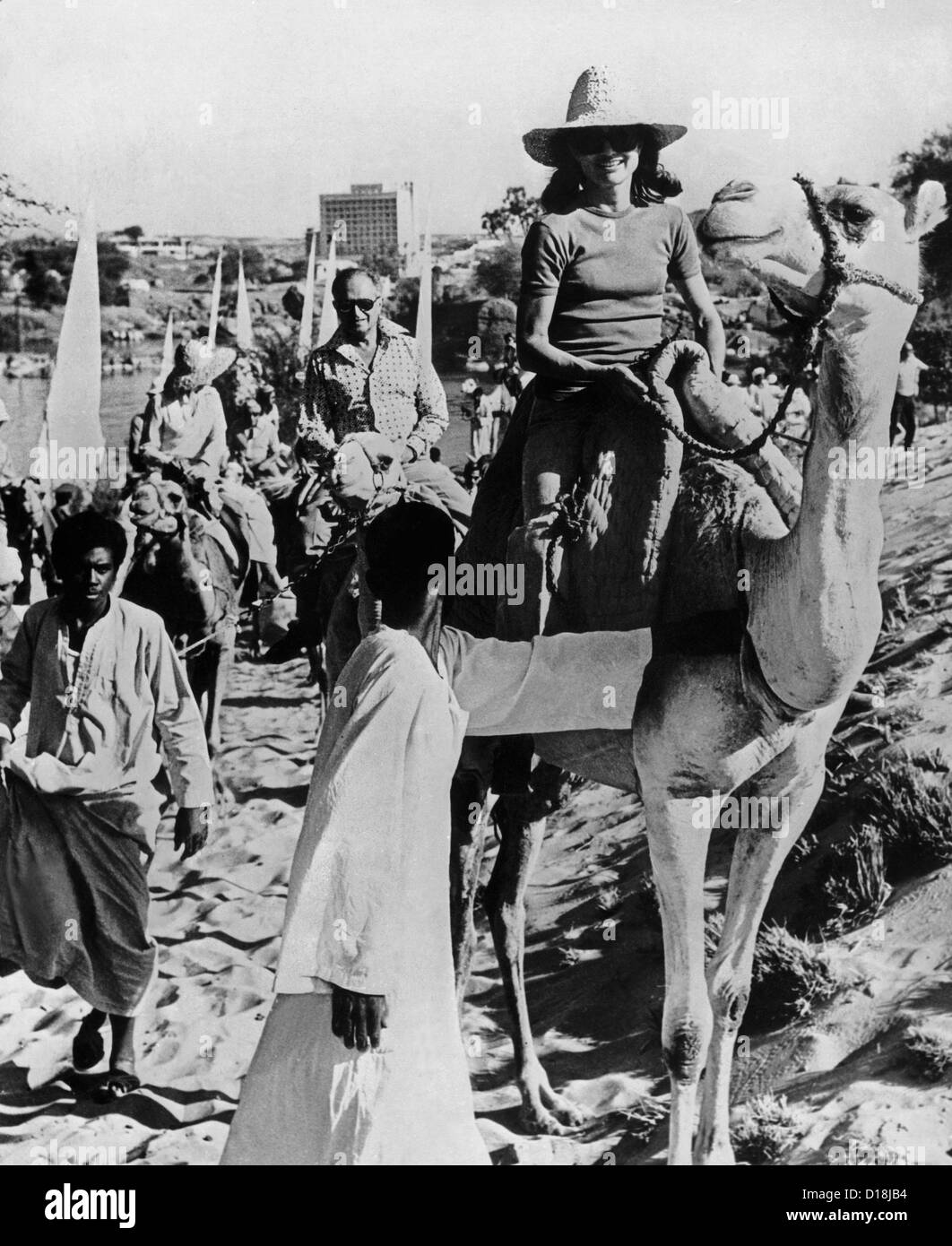 Jacqueline Kennedy Onassis im Urlaub in Ägypten. Die erfahrenen Reiter führt einen Kamel Touristenzug in Assuan, Ägypten. Am 28. März Stockfoto