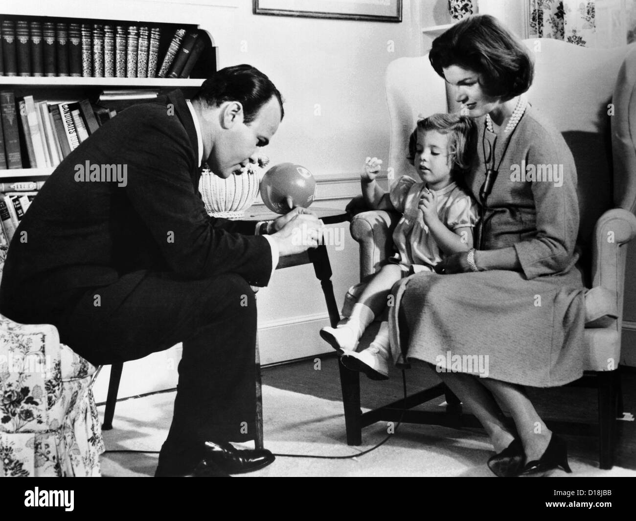 Jacqueline Kennedy in einem Interview mit CBS Television Sander Vanocur während der Präsidentenkampagne 1960. 1 Oct. 1960. Stockfoto