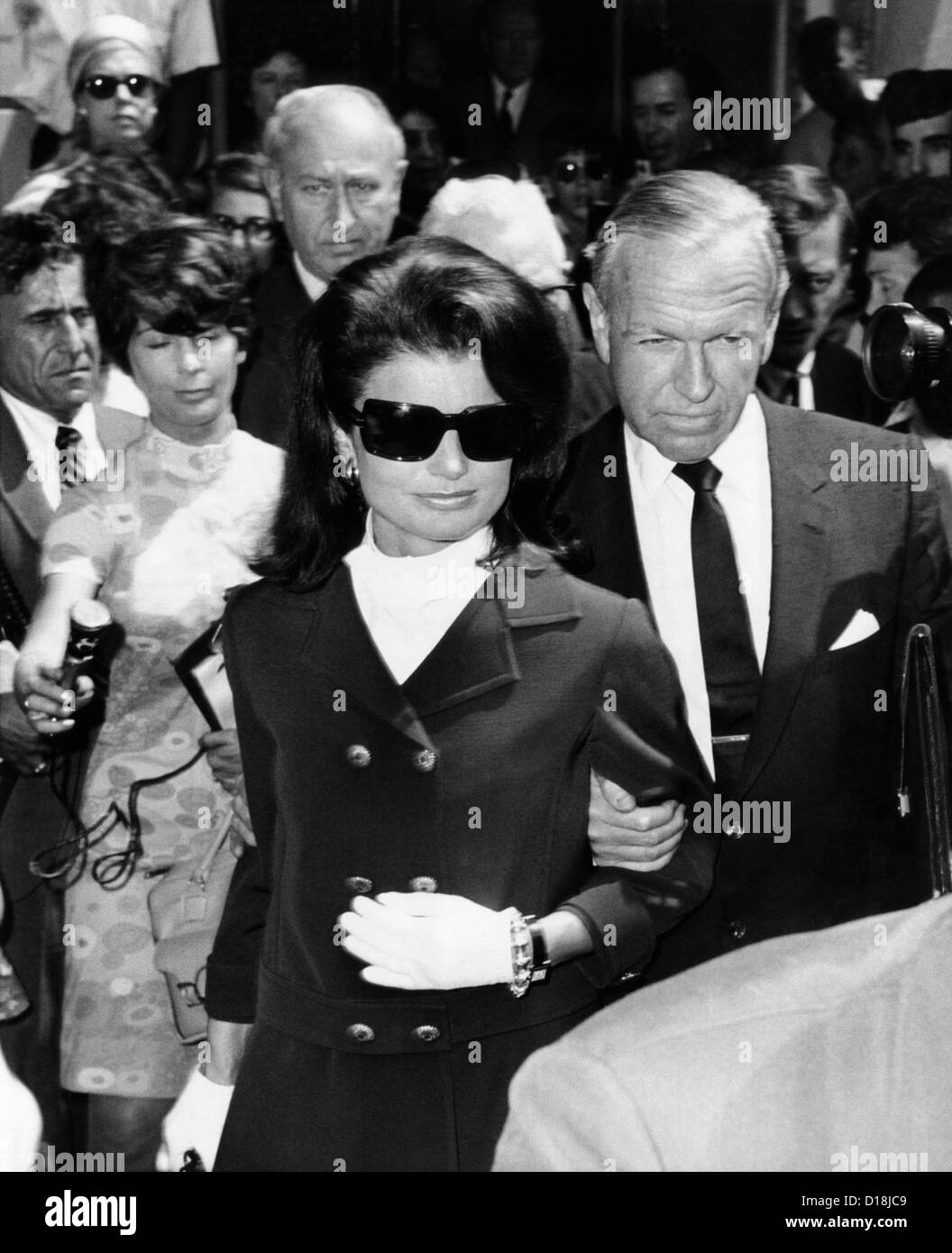 Jacqueline Kennedy New York nach Los Angeles für das Bett von Senator Robert Kennedy verlassen. Der Senator war kritisch Stockfoto