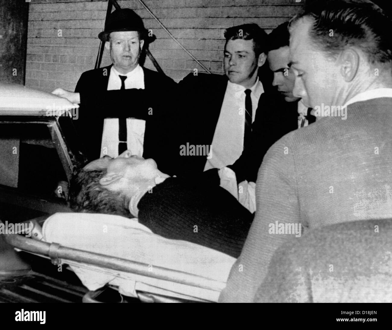 Assassin Lee Harvey Oswald sterben wird in Krankenwagen platziert, nachdem  er von Jack Ruby, in Dallas Polizei erschossen wurde. Oswald  Stockfotografie - Alamy