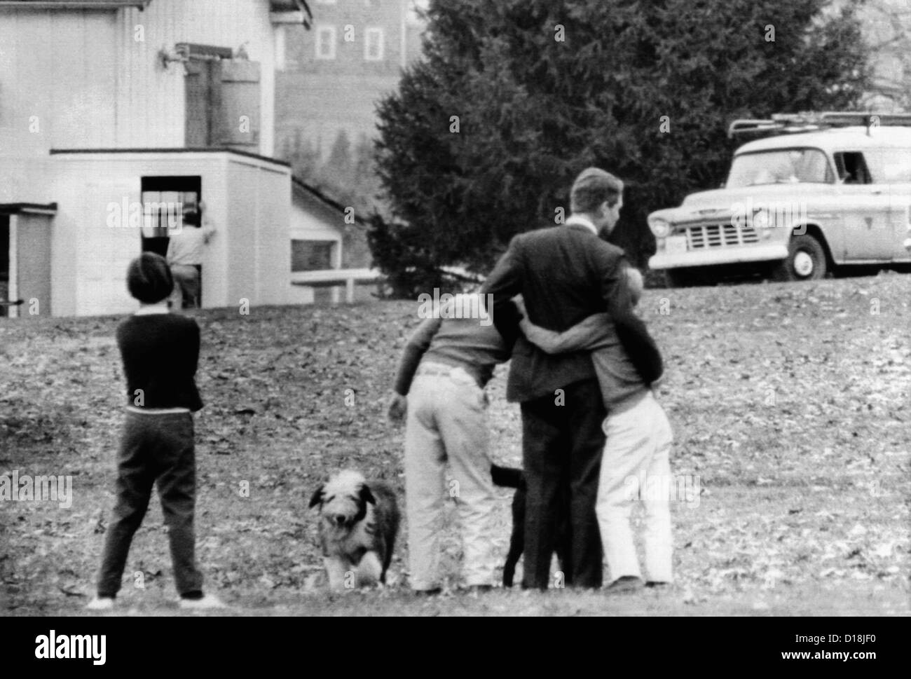 Robert Kennedy getröstet durch zwei seiner Kinder auf dem Rasen des seine Hickory Hill nach Hause, nachdem er von angemeldet worden war die Stockfoto