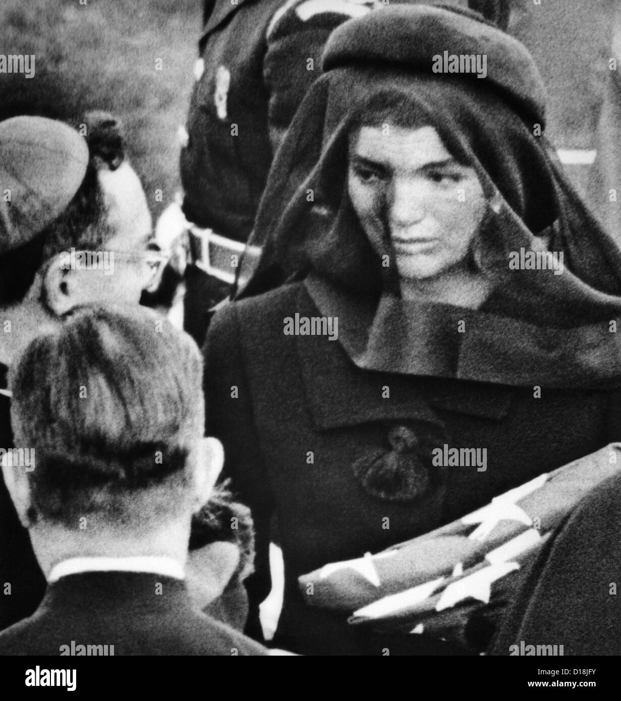 Jacqueline Kennedy Präsident John Kennedy Beerdigung. Nach der Übernahme der gefalteten erhält sie den Komfort eines Priesters Stockfoto