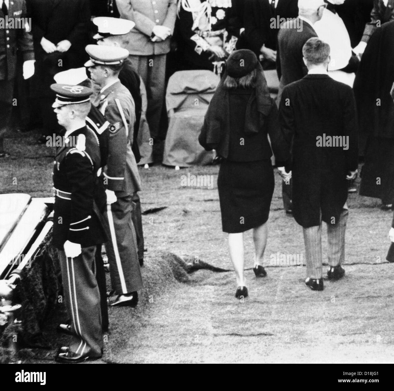 Jacqueline Kennedy und Robert Kennedy verlassen die Grabstätte am Ende der Beerdigung von Präsident John Kennedy. 25. November 1963. Stockfoto