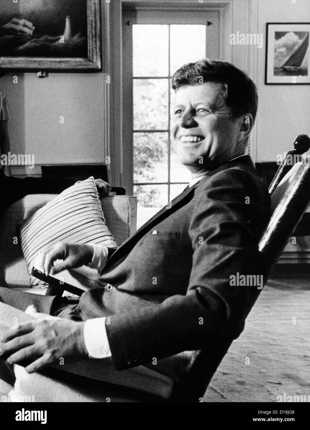 Eine entspannte Präsident Kennedy sitzt in seinem Schaukelstuhl im Oval Office des weißen Hauses an seinem 46. Geburtstag. 29. Mai 1963. Stockfoto