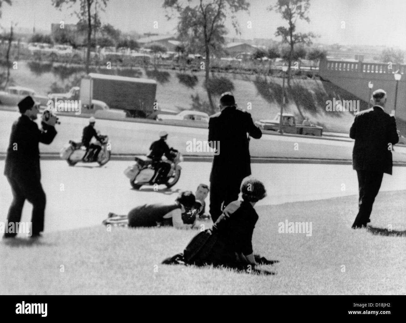 Zeugen, die Kennedy-Ermordung. Verängstigte Zuschauern umarmen den Boden kurz nachdem ein Scharfschütze Kugel Präsident traf Stockfoto