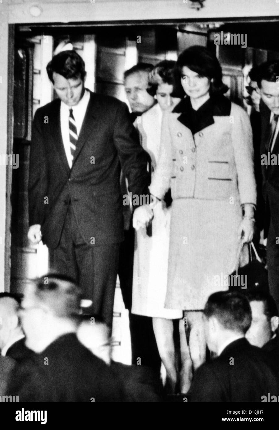 Präsident John Kennedy Körper kommt in Washington. Jacqueline Kennedy Uhren ihr Ehemann den Sarg zog von Air Force One Stockfoto