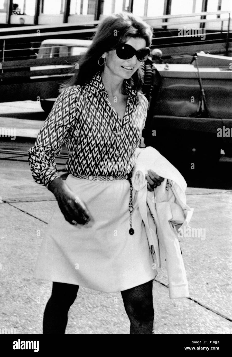 Jacqueline Kennedy Onassis Spaziergänge durch Rom Leonardo da Vinci Airport. Sie wurde von New York nach Athen reisen. Aug. 18, Stockfoto