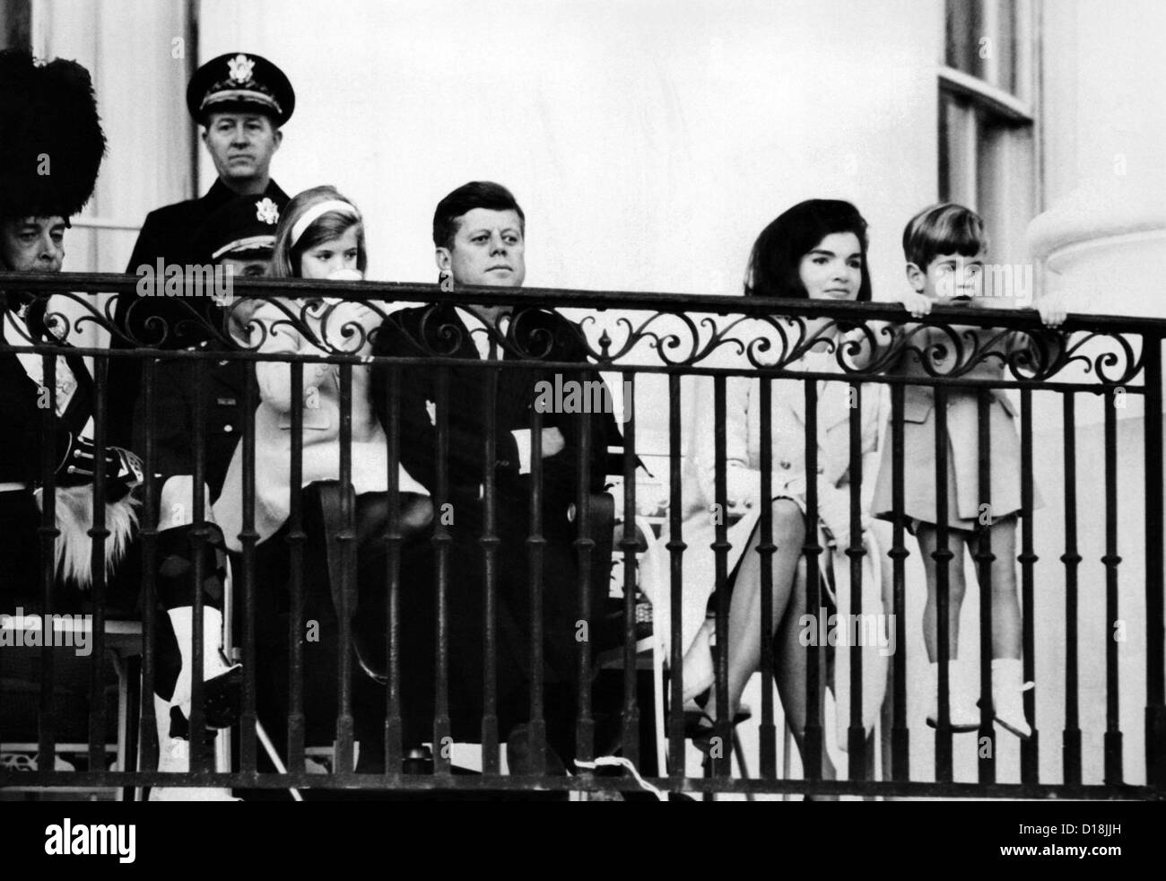 John ruft einen genaueren Blick auf die berühmten Black Watch (Royal Highland Regiment) Rohr und Drum Corps. Hinter ihm stehen Stockfoto