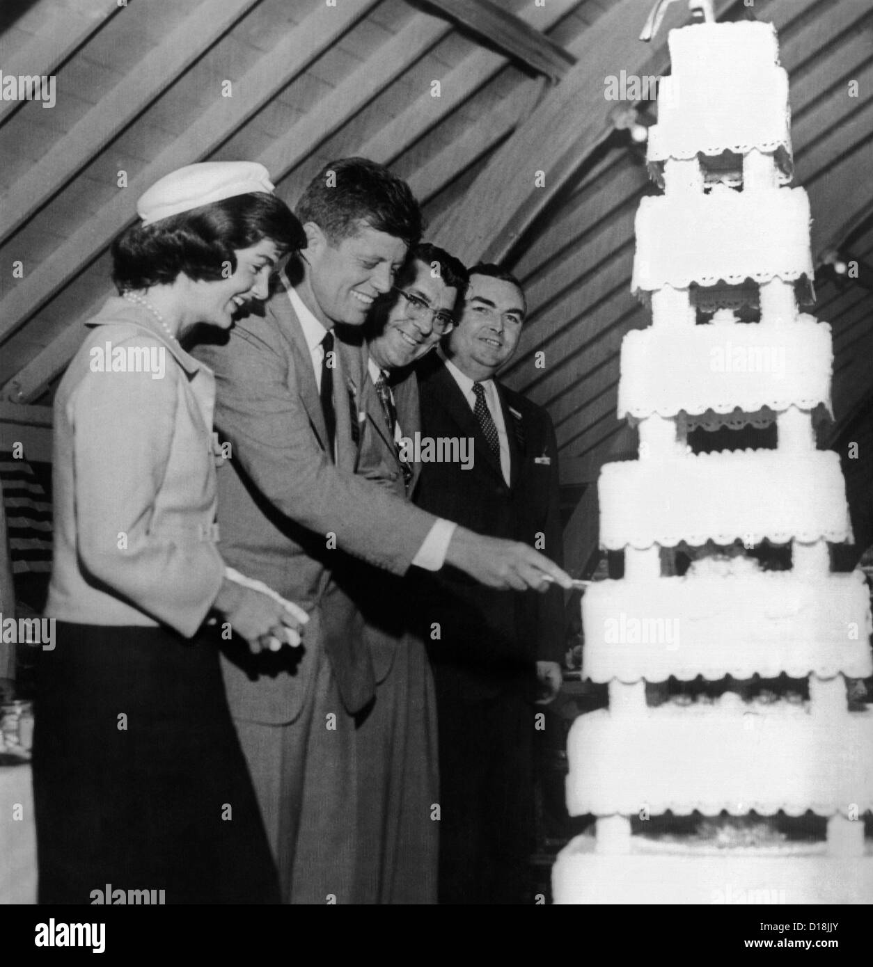 Senator John Kennedy Schneiden einer Multi-Tier-Torte auf seinem 39. Geburtstag. Er hatte die Ehre mit einem Testimonial Abendessen gegeben durch die Stockfoto
