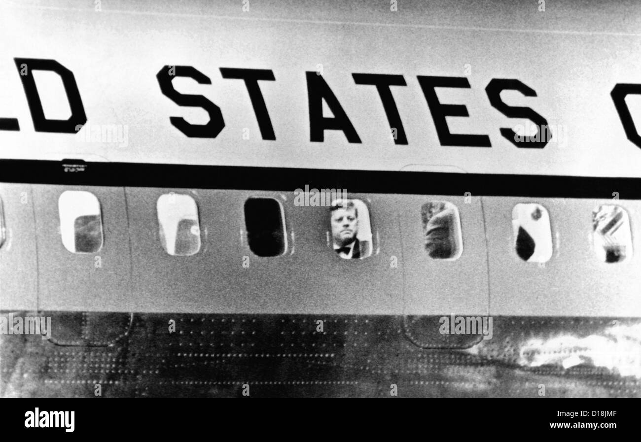 Präsident John Kennedy späht heraus vom Fenster der Air Force One. Er verließ für Paris, französische Staatspräsident de Gaulle zu treffen Stockfoto