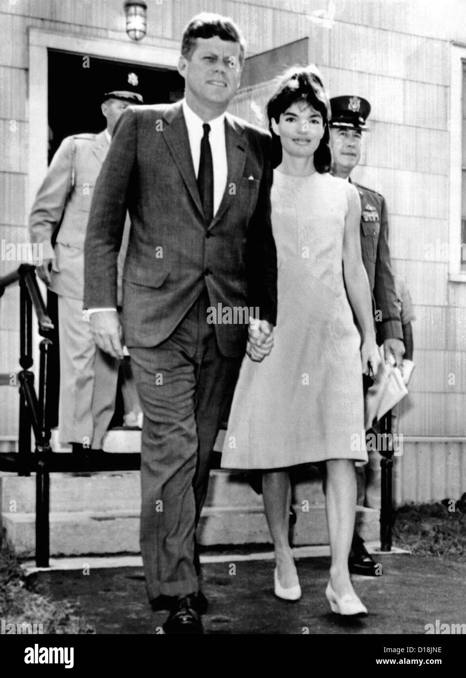 Präsident und Jacqueline Kennedy gehen Hand in Hand nach dem Tod ihres kleinen Sohnes, Patrick Bouvier Kennedy. Sie sind Stockfoto