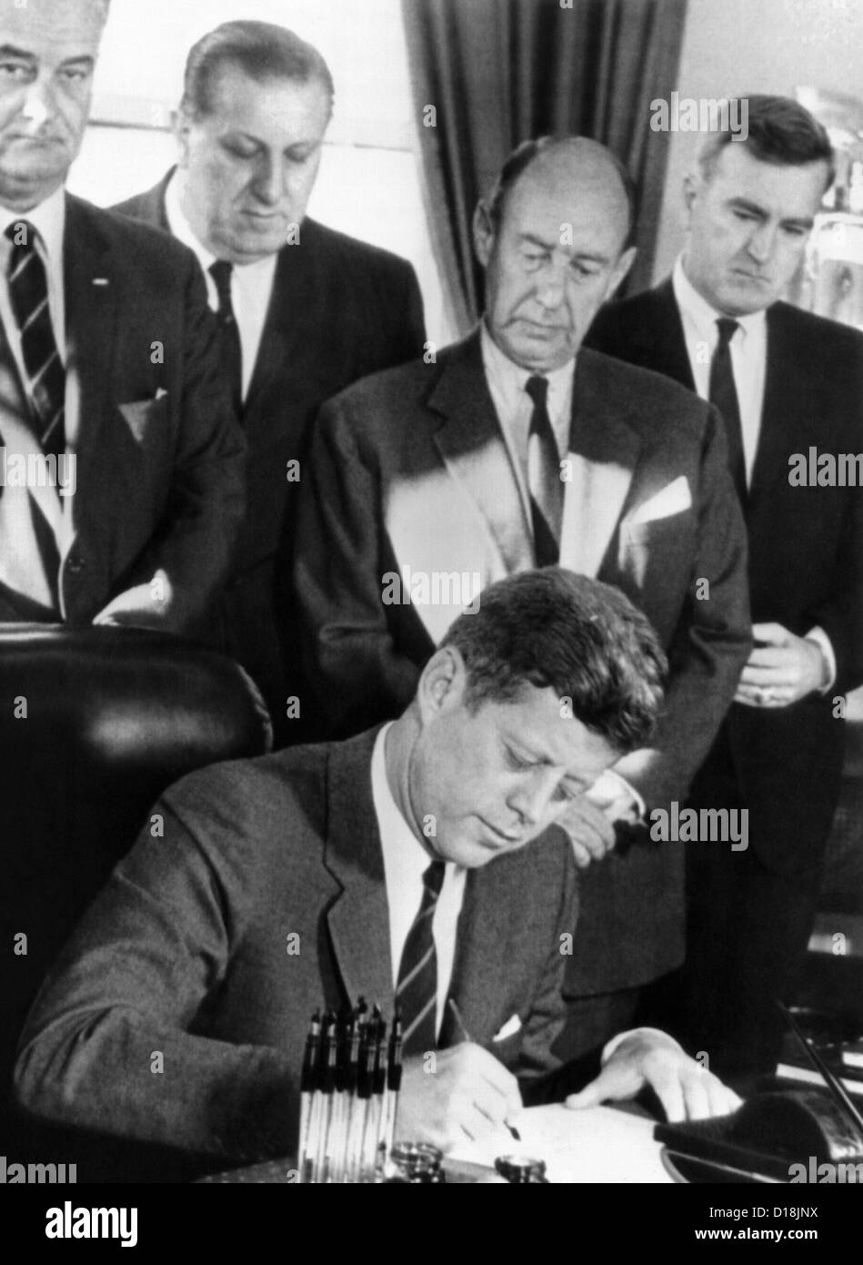 Präsident John Kennedy unterzeichnet ein Gesetz der USA, die Hälfte der Vereinten Nationen $ 200 Millionen Anleihen zu kaufen. L-r: Zeugen Stockfoto