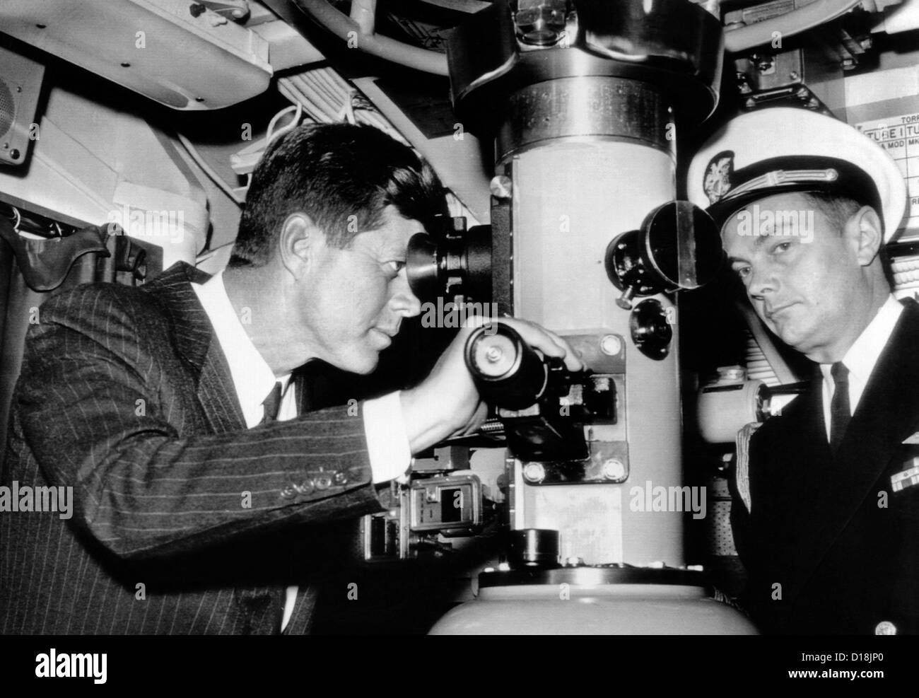 Präsident John Kennedy sieht durch das Periskop des nuklearen u-Boot USS Thomas A. Edison. Rechts ist seine Naval Aide, Stockfoto
