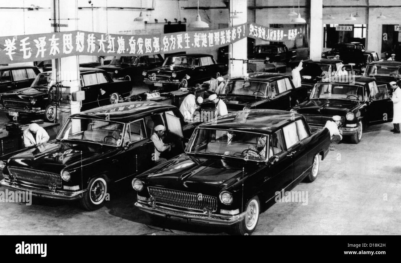 Autos direkt an der Produktionslinie in Changchun, im Nordosten Chinas. Arbeitnehmer geben einen letzten Checkup neue sechs Passagier Stockfoto