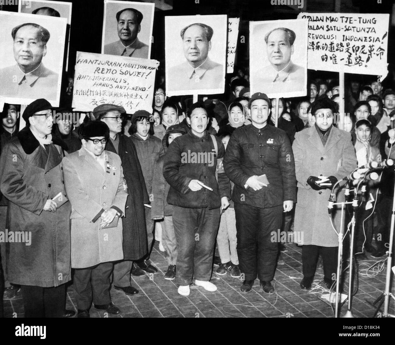 Beijing Empfang für Saur Saccharose (2. von links), und indonesische Studenten, die vor kurzem aus der Sowjetunion von sowjetischen vertrieben Stockfoto